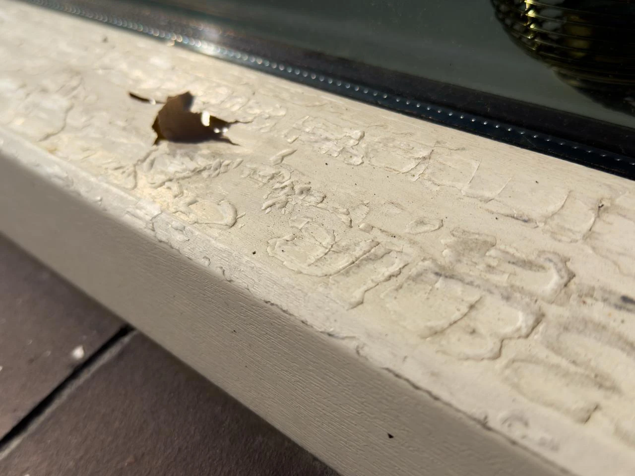 Beschadigd kunststof kozijn